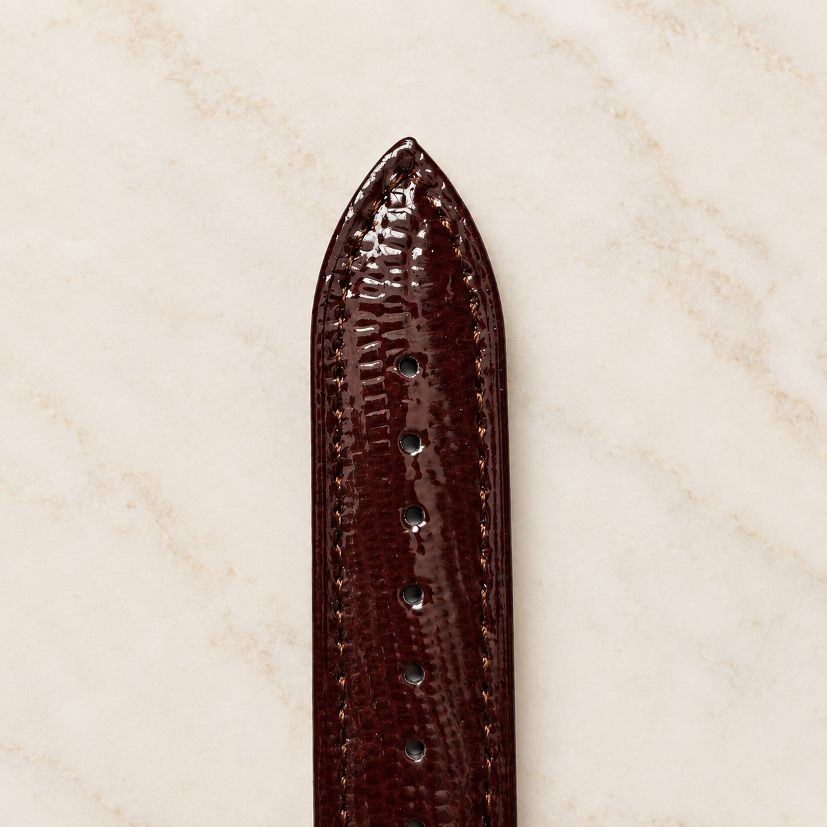 Pointe et perforations du bracelet de montre grain lézard marron