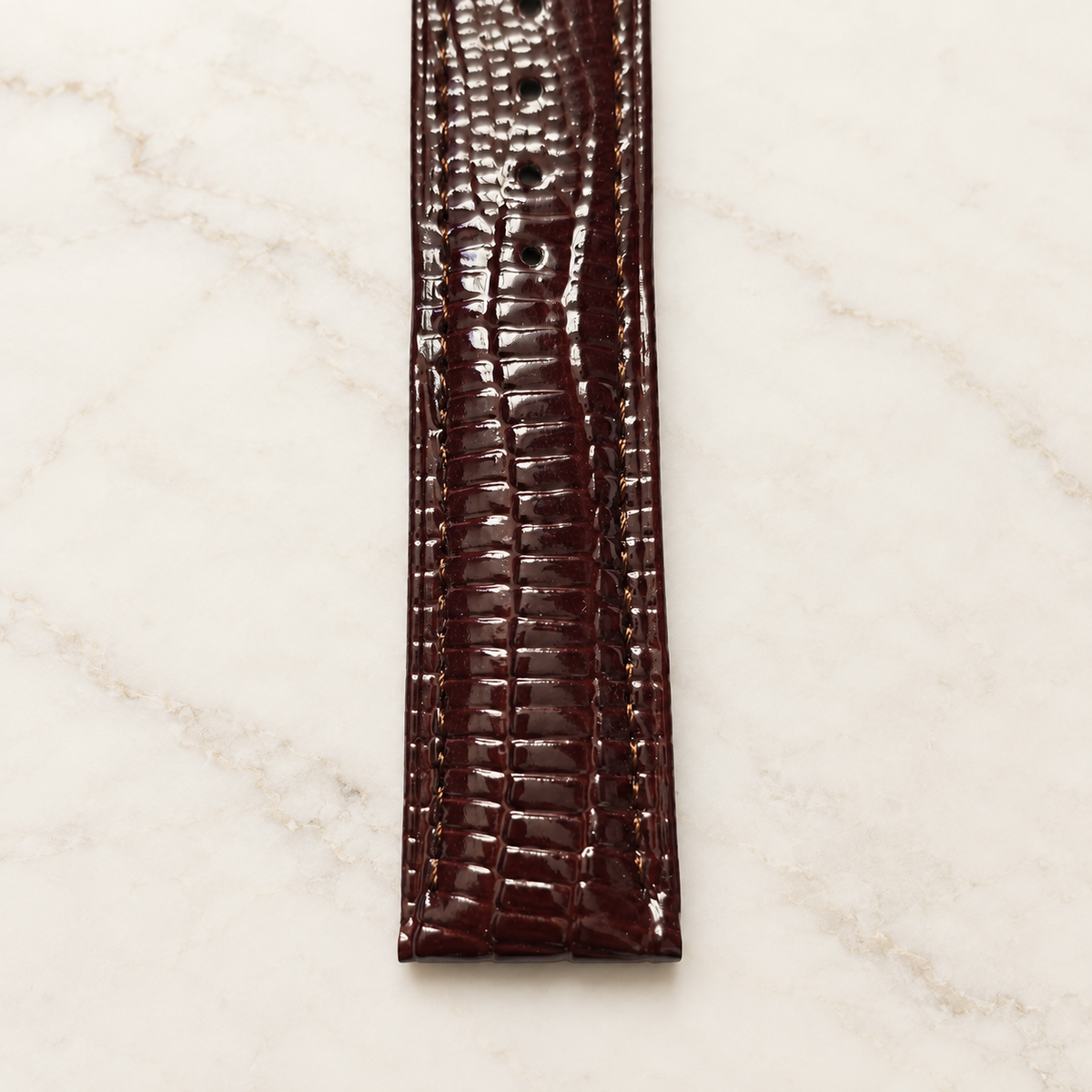 Détail du cuir véritable grain lézard marron