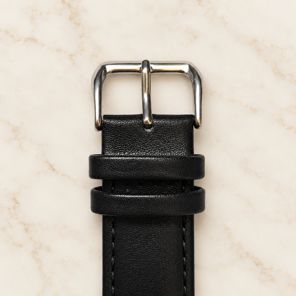 Boucle argentée du bracelet Apple Watch en cuir noir