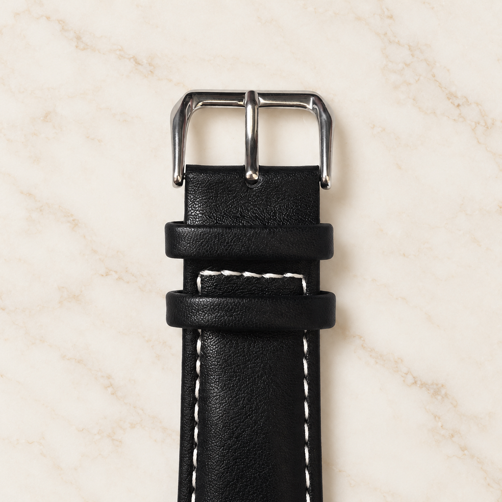 Boucle argentée du bracelet Apple Watch noir surpiqué blanc