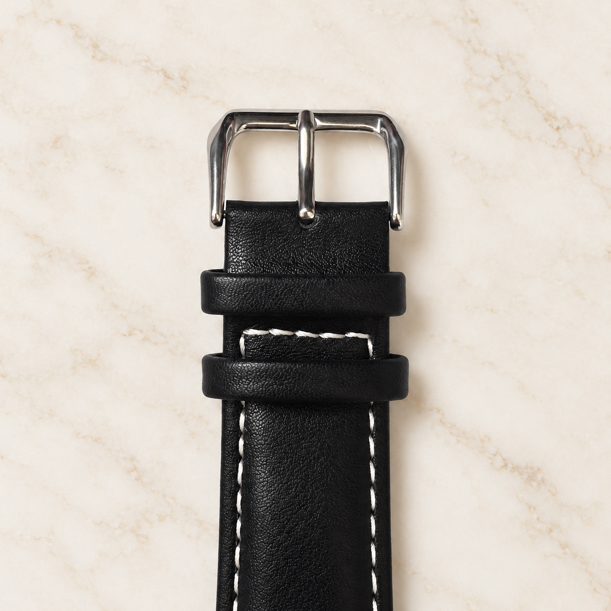 Boucle argentée du bracelet Apple Watch noir surpiqué blanc