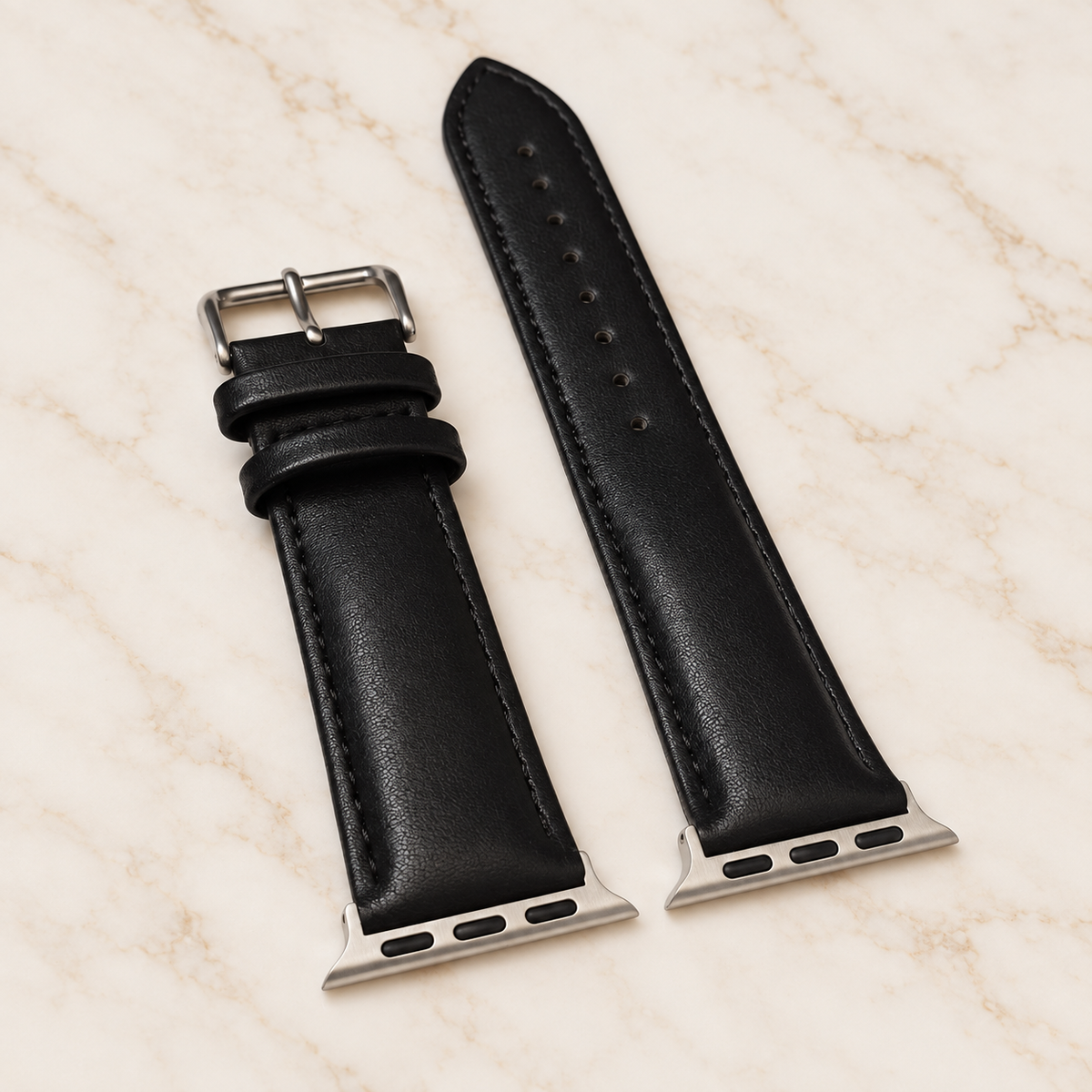 Bracelet Apple Watch en cuir noir avec surpiqûres noires, vue inclinée