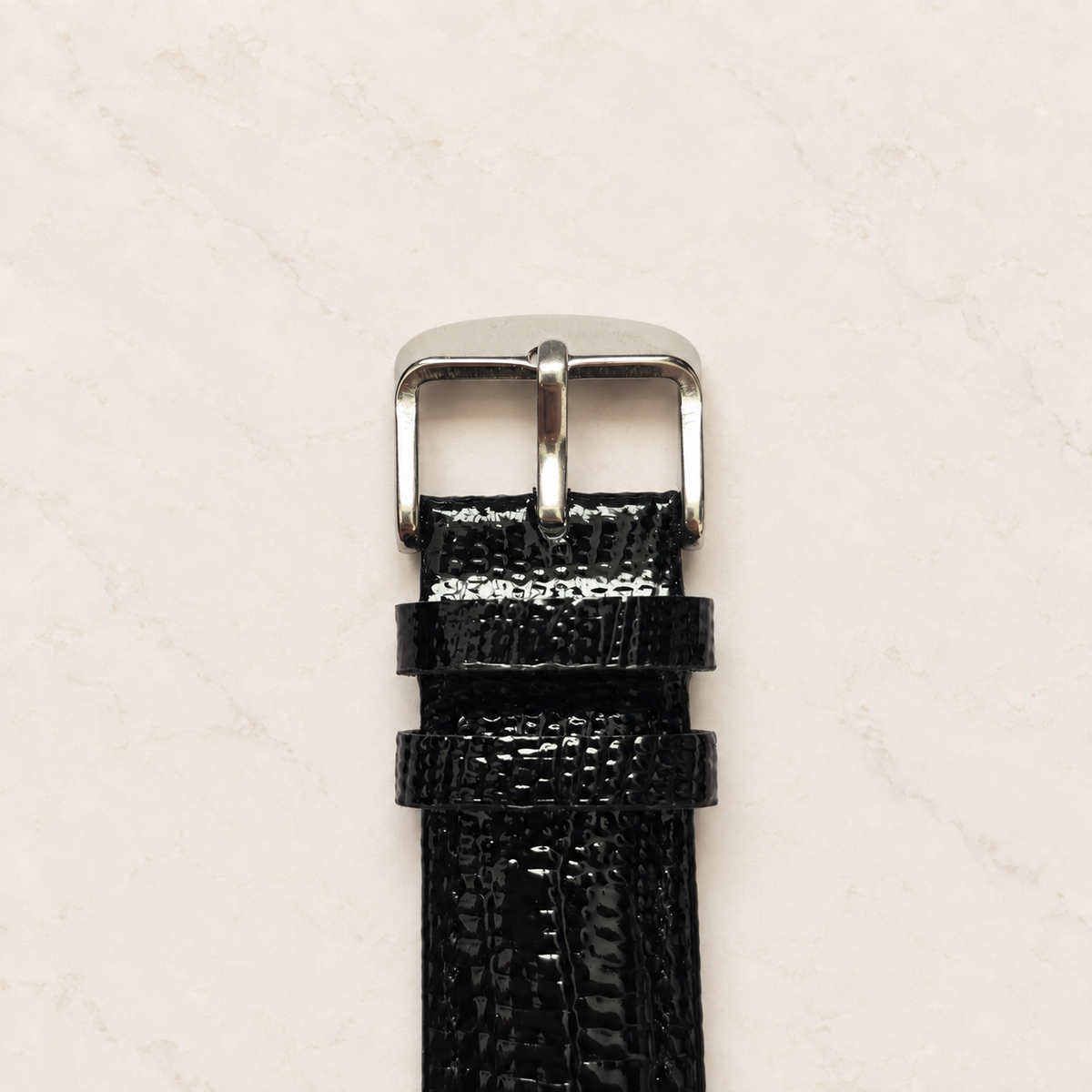 Boucle argentée et passants du bracelet grain lézard noir