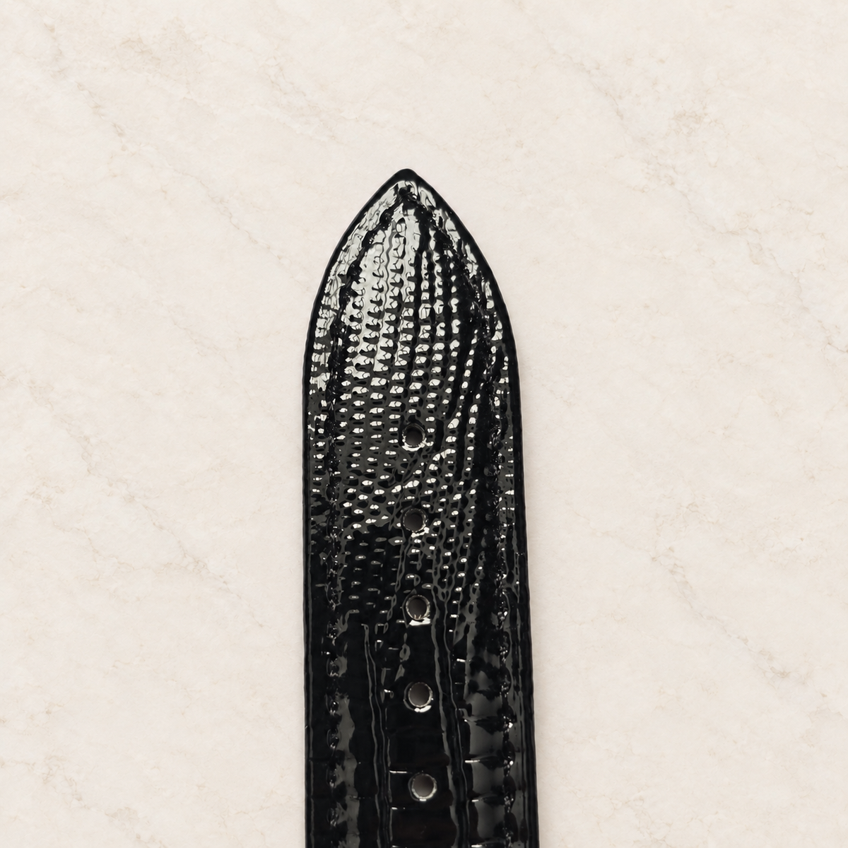 Pointe et trous de réglage du bracelet grain lézard noir