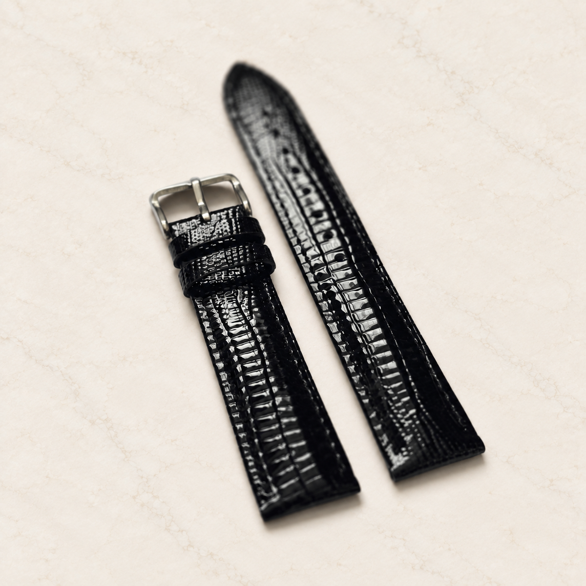 Bracelet de montre noir grain lézard, vue trois-quarts