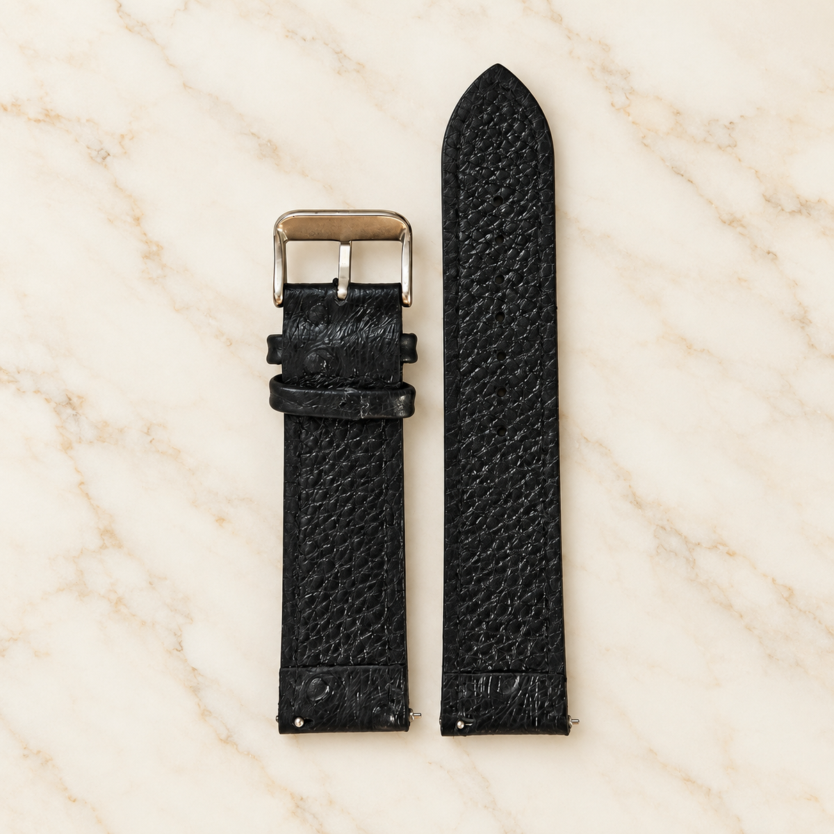 Doublure noire du bracelet de montre en cuir grain d’autruche