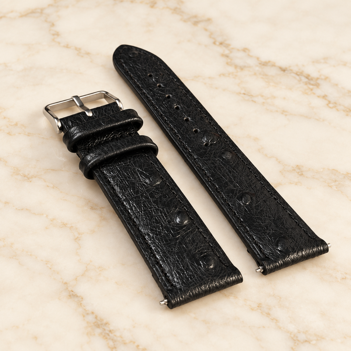 Bracelet montre noir grain d’autruche vu de trois quarts