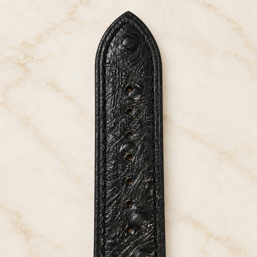 Détail du cuir noir embossé finition grain d’autruche
