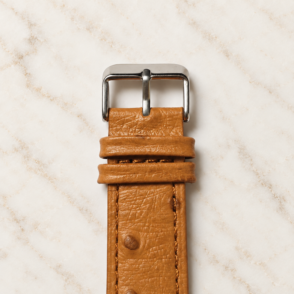 Boucle argentée du bracelet montre en cuir grain d’autruche camel
