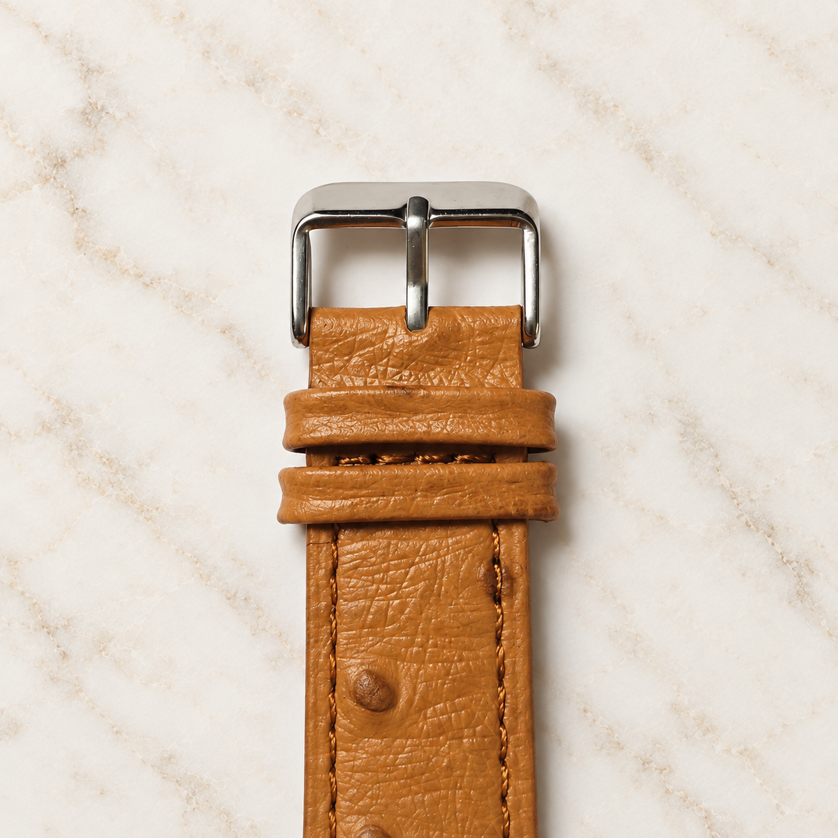 Boucle argentée du bracelet montre en cuir grain d’autruche camel