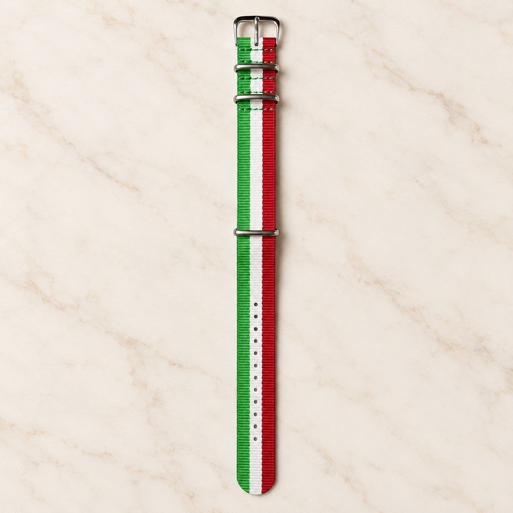 Bracelet de montre NATO tricolore italien à plat, vue complète de la sangle et des trous de réglage