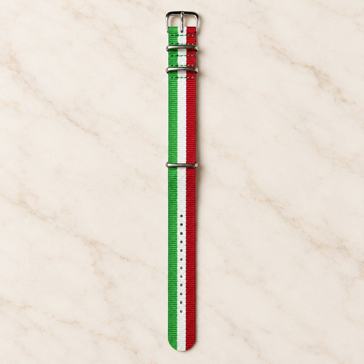 Bracelet de montre NATO tricolore italien à plat, vue complète de la sangle et des trous de réglage