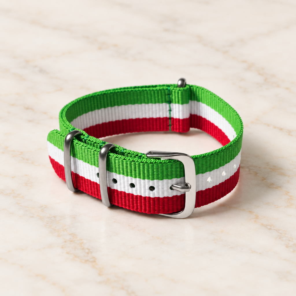 Bracelet NATO Italie vert, blanc et rouge présenté en cercle avec sa boucle en acier inoxydable