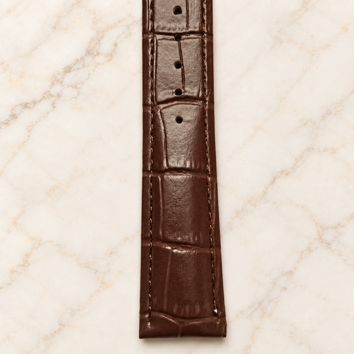 Bracelet croco marron – détail du grain et des coutures