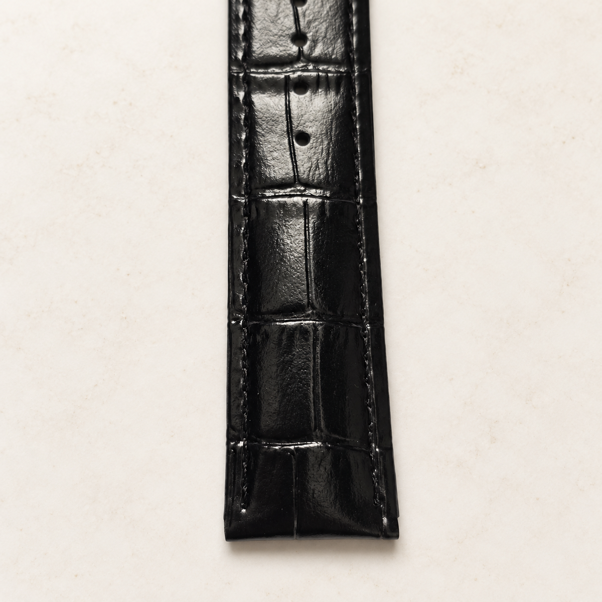 Bracelet croco noir – détail du grain et des coutures