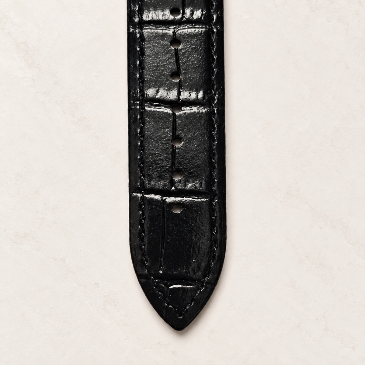 Bracelet croco noir – pointe et perforations